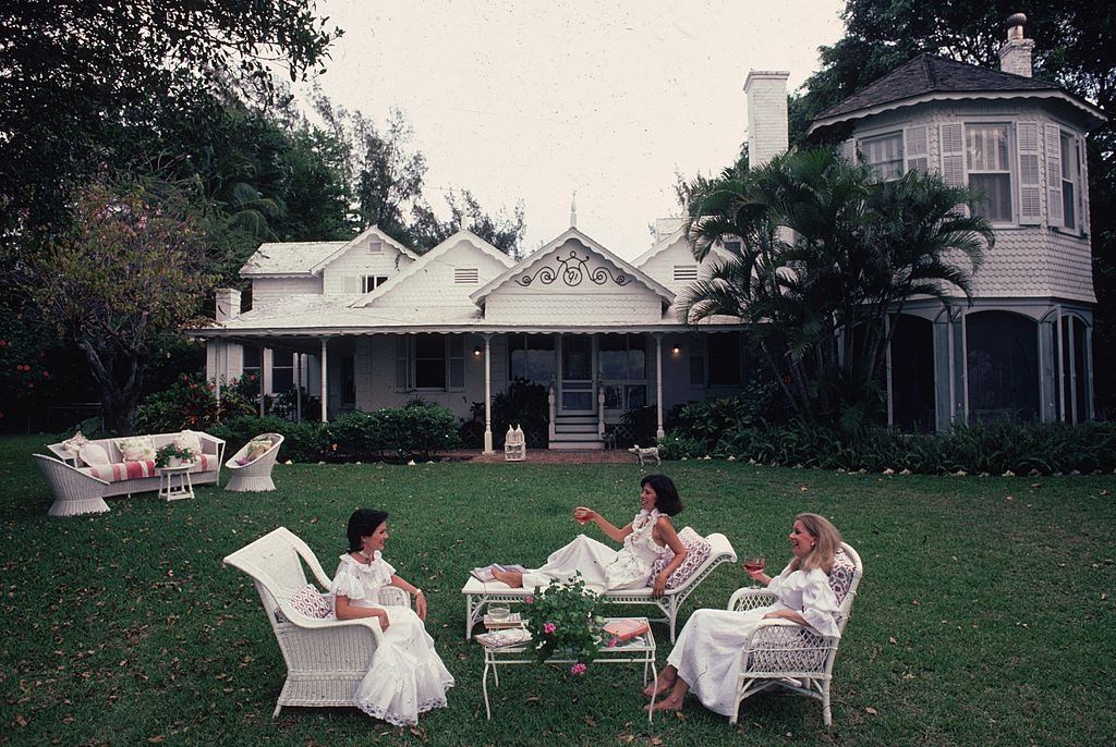 From left: Hilda Juliette Arias de Rey Millet, Maria Victoria Herrera de Reynolds, and Serina Bradley Martin Sanchez, 1982.