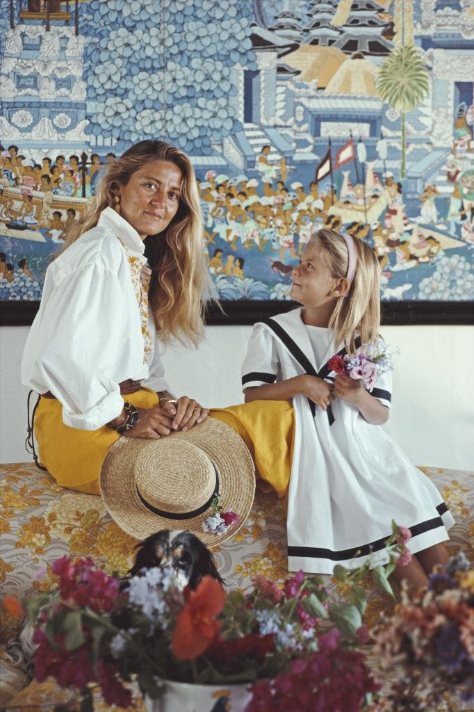 Italian socialite Gioia Gaetani dell'Aquila d'Aragona Lovatelli with her daughter Lucrezia, in Porto Rotondo, Sardinia, Italy, 1991