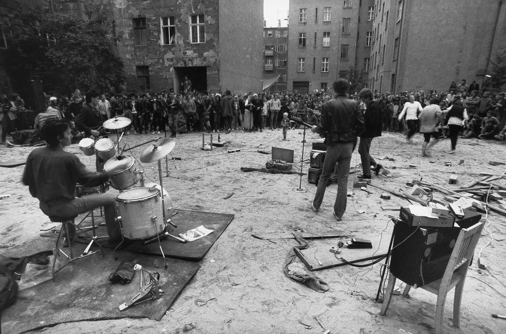 Backyard concert in the Schliemannstrasse with the band Rosa Extra, Berlin, 1982