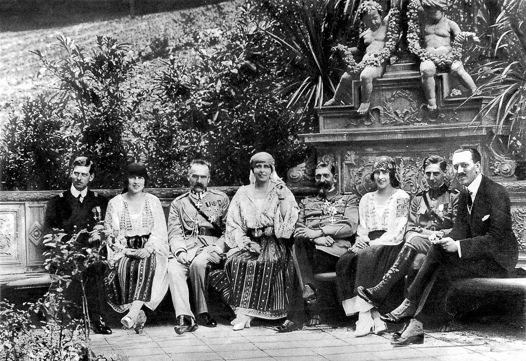 Queen Marie with crown prince Carol, princess Helene, marshal Pilsudski, King Ferdinand, princess Irene of Greece, prince Nicolas of Rumania and the minister of Poland .