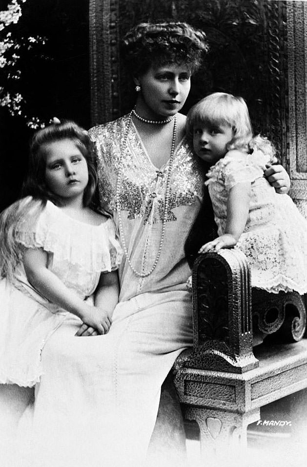 Queen of Romania with her daughters Elizabeth and Marie, 1902.
