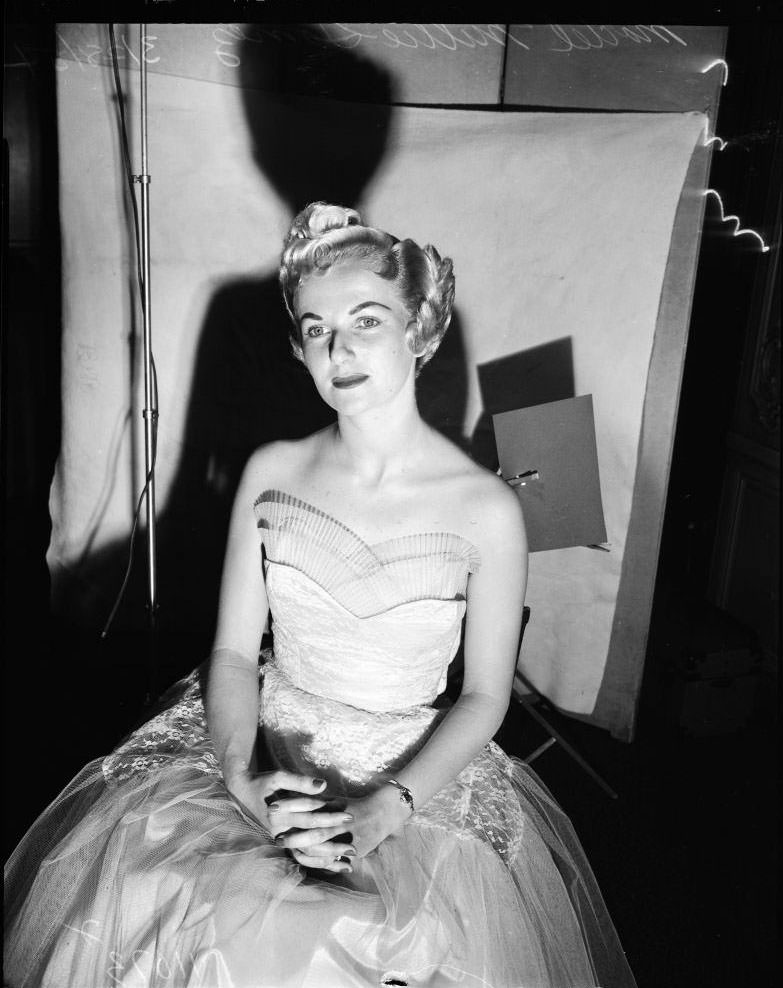 Rita Moreno in a photostudio, 1954.