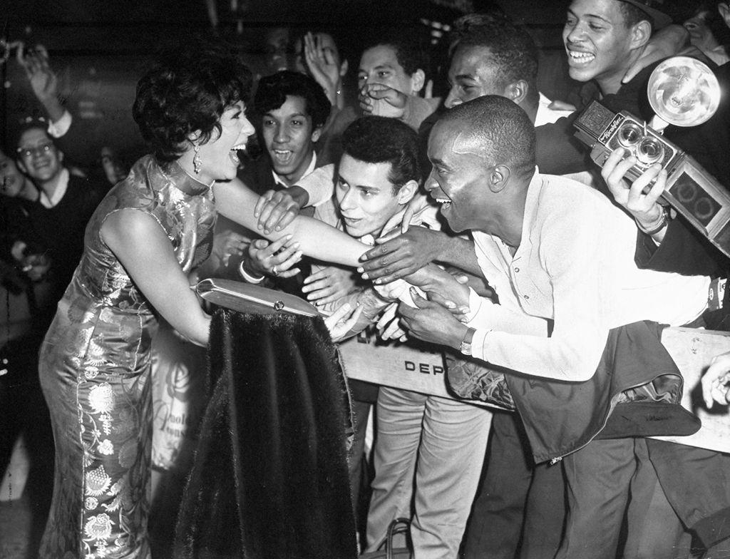 Rita Moreno at Rivoli with her fans, 1961.