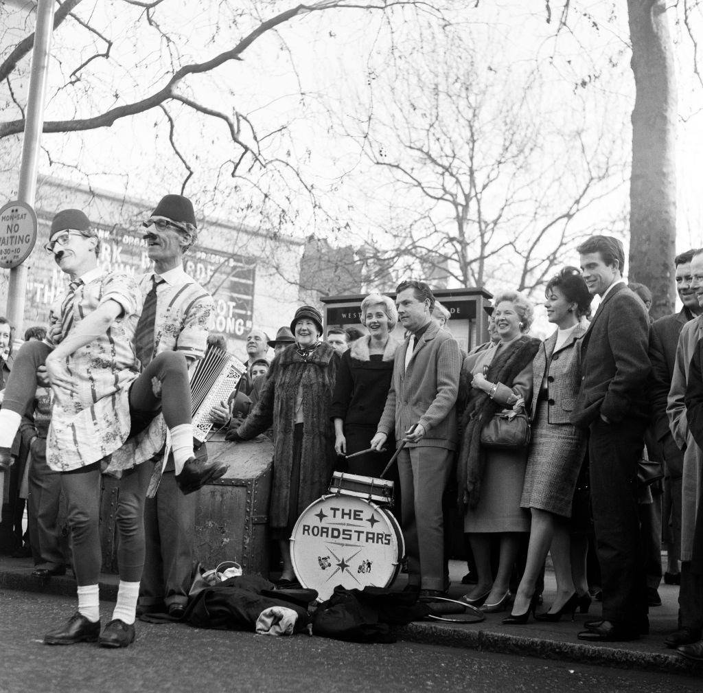 Warren Beatty and Joan Collins, Brenda de Banzie and Susannah York during the shooting, 1961.