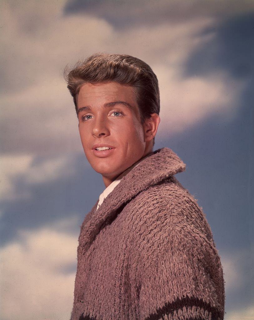 Warren Beatty wearing a cardigan sweater, 1962.