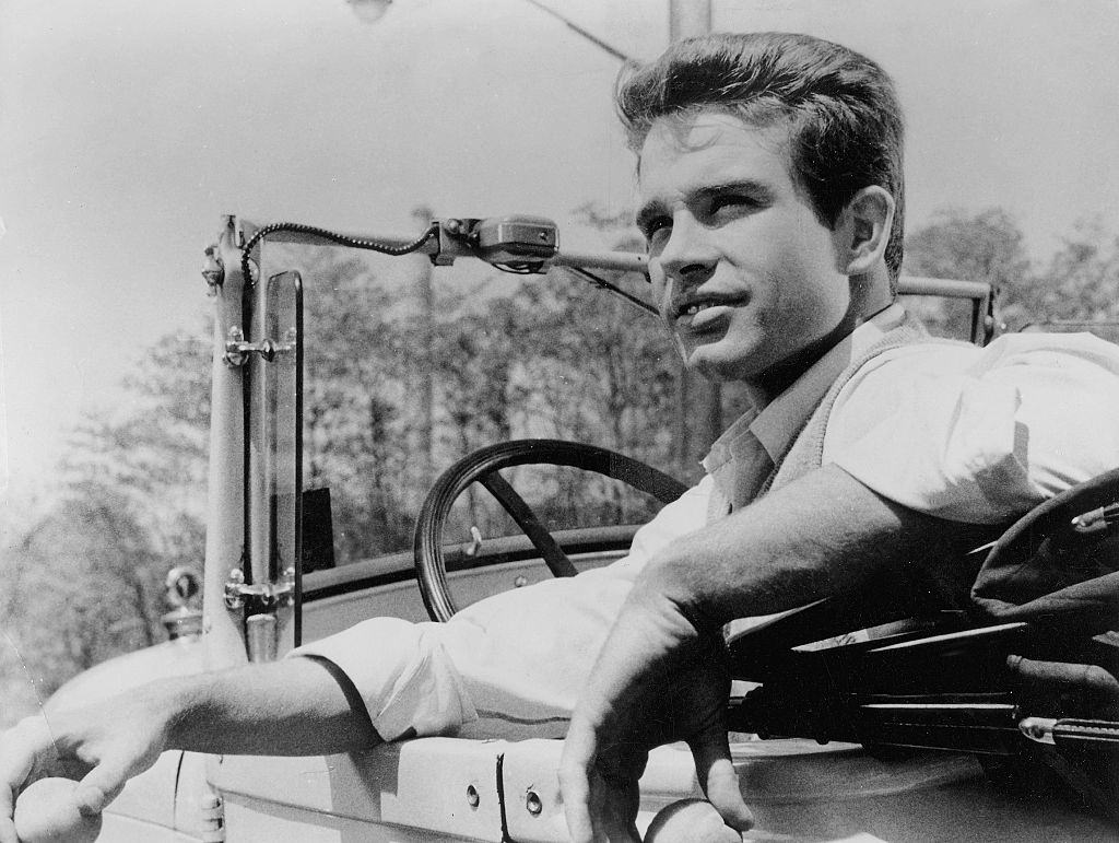Warren Beatty sits in a car in the movie "Fieberim Blut", 1960.