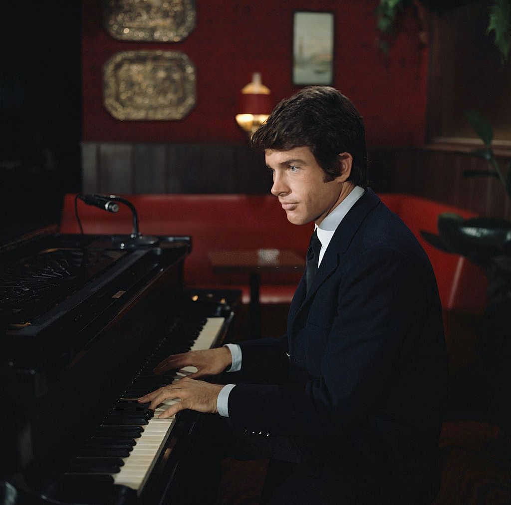 Warren Beatty plays a piano bar pianist in 'The Only Game in Town', 1970.