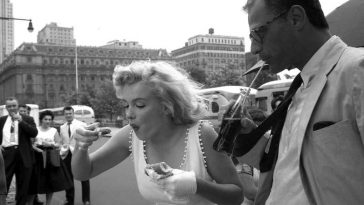 Marilyn Monroe with Arthur Miller eating hot dogs