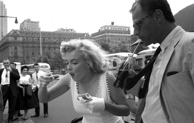 Marilyn Monroe with Arthur Miller eating hot dogs