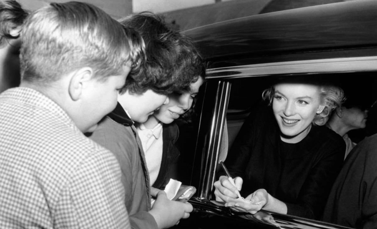 Marilyn Monroe signing autographs