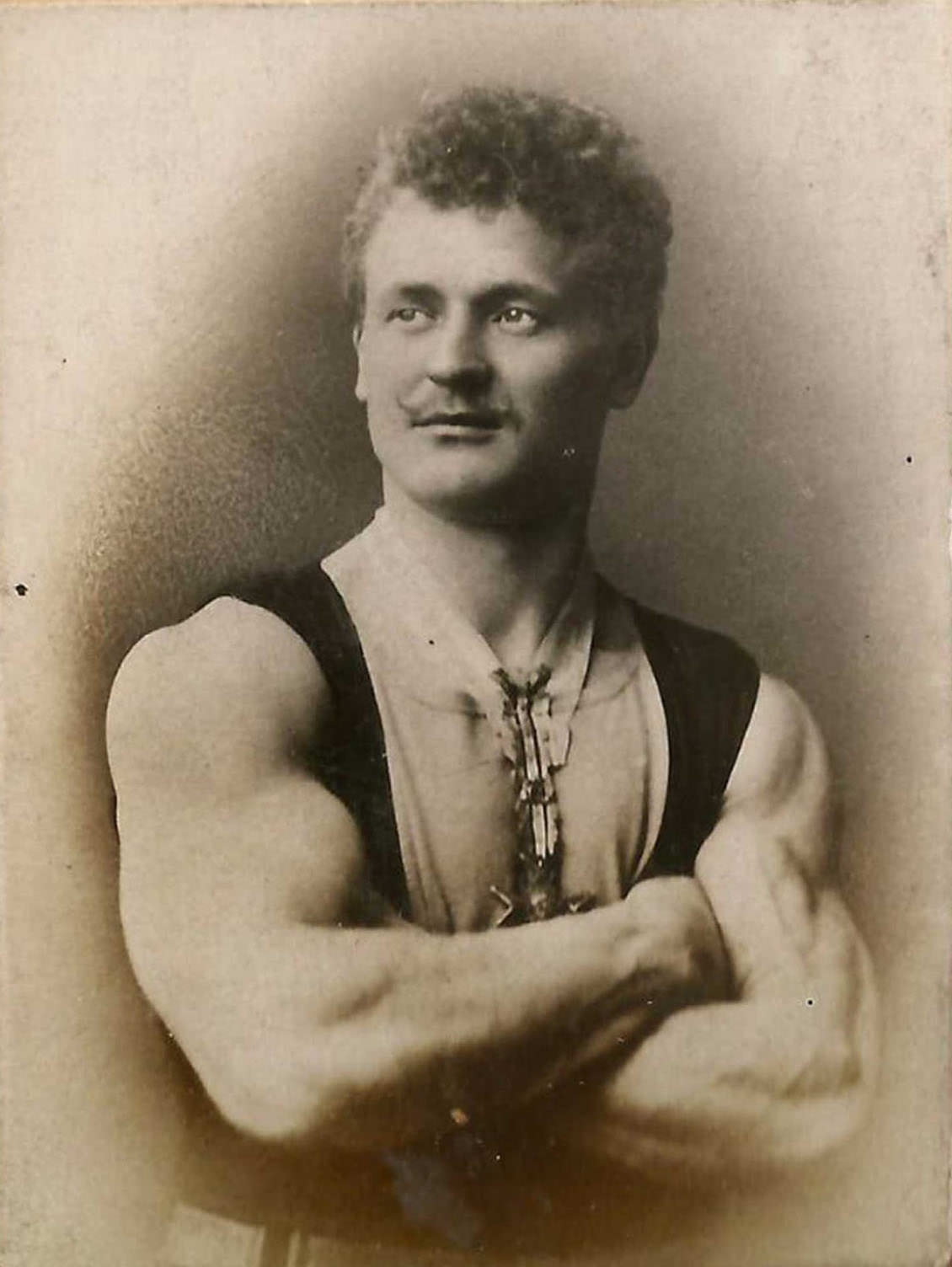Eugen Sandow showing his guns.