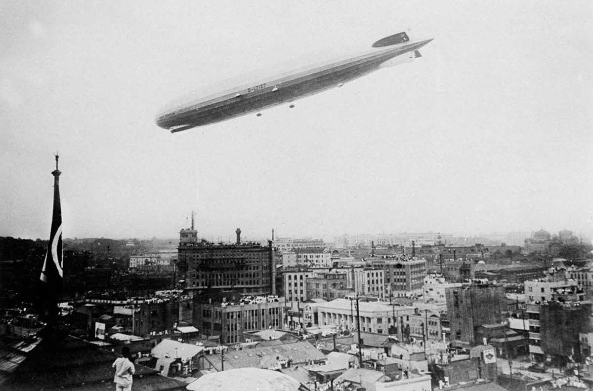 The Graf Zeppelin flies low over Tokyo before proceeding to Kasumigaura Airport on its around-the-world flight, on August 19, 1929.