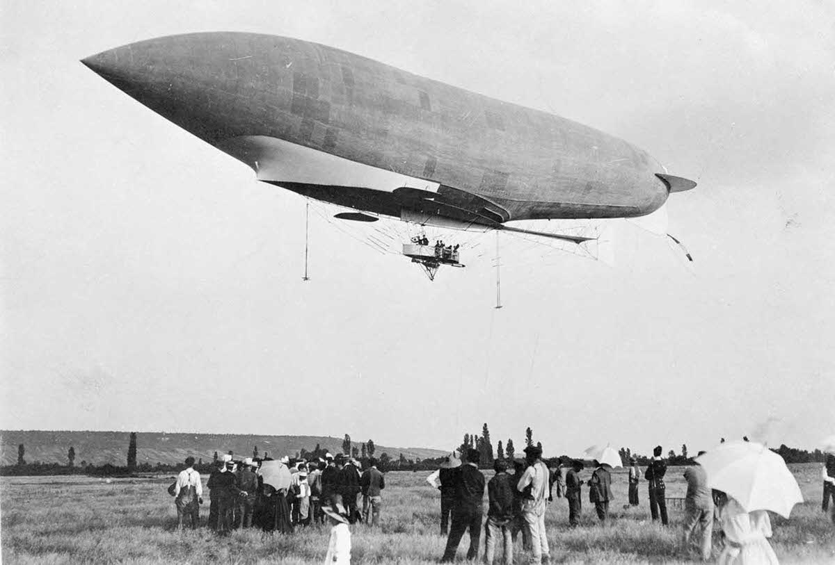 French military dirigible “Republique” leaving Moisson for Chalais-Mendon, in 1907.