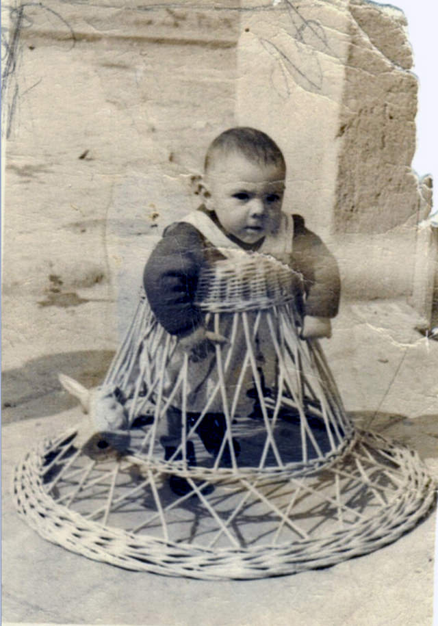 Historical Photos of Babies Learning to Walk with a Wicker Frame From the early 1900s