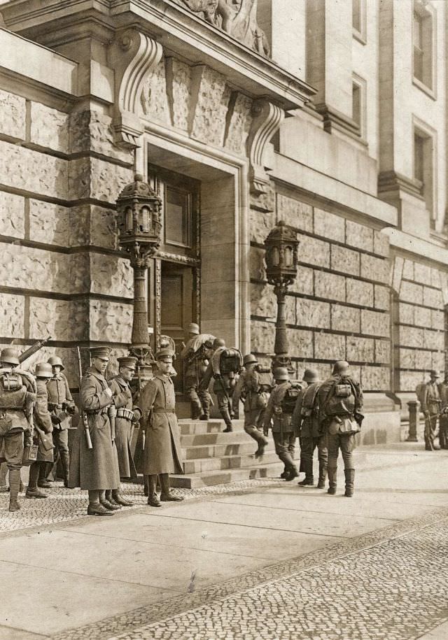 Counter-revolutionaries at the side entrance of the Reichstag