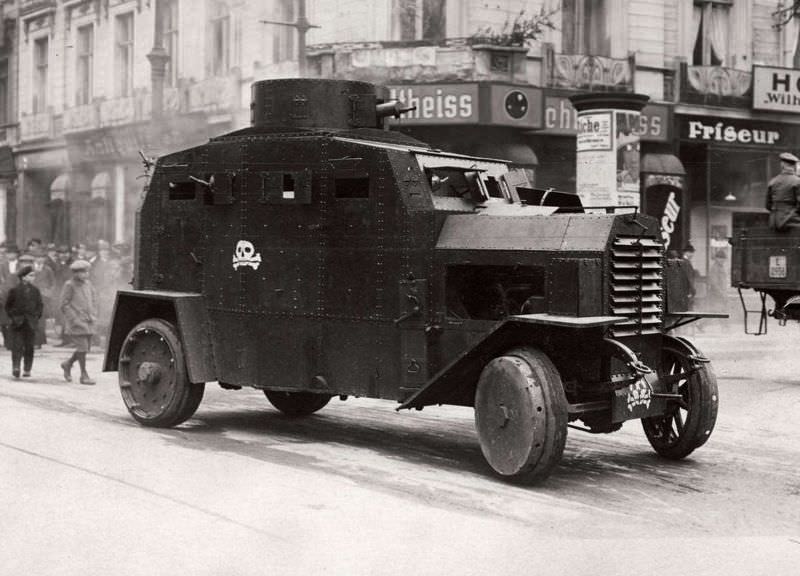 Wilhelmstrasse panzer car with soldiers of the 'Kappisten', Berlin