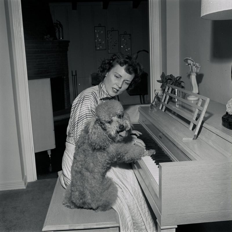 Fabulous Photos of Betty White at Home with Her Dogs