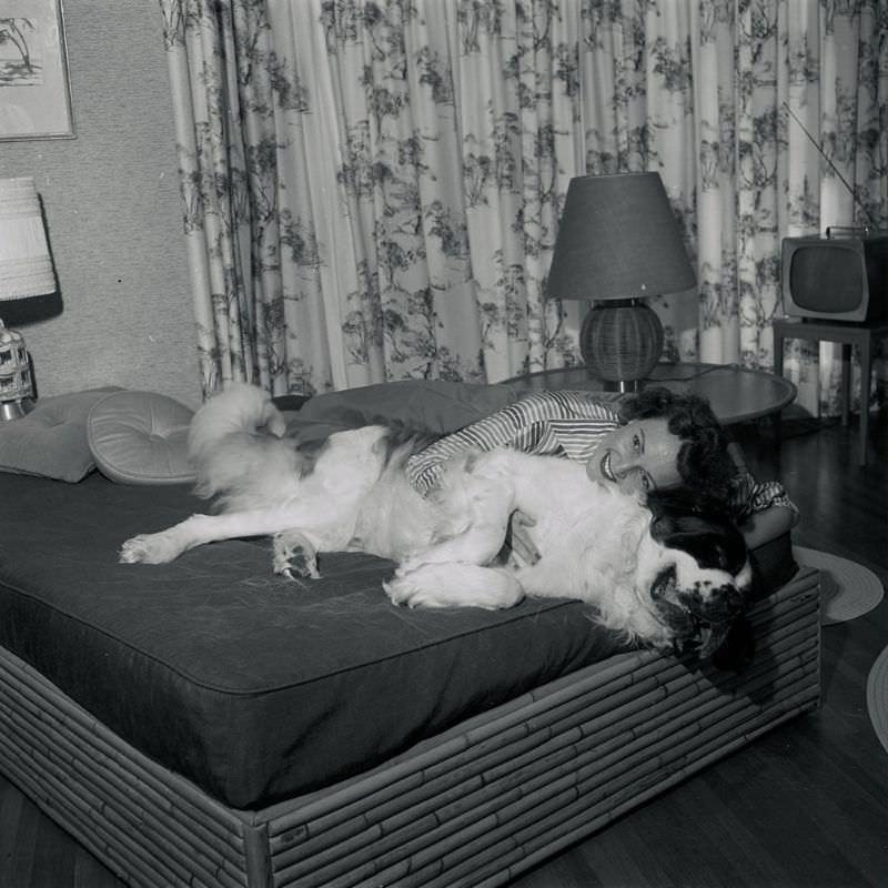 Fabulous Photos of Betty White at Home with Her Dogs