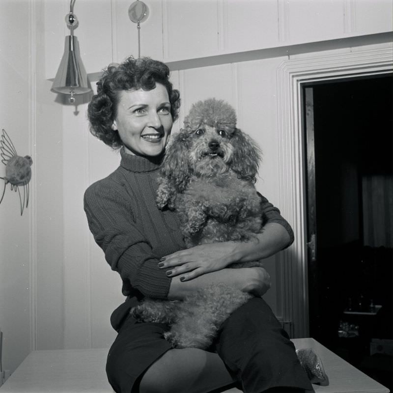 Fabulous Photos of Betty White at Home with Her Dogs