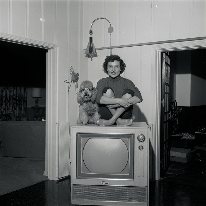 Fabulous Photos of Betty White at Home with Her Dogs