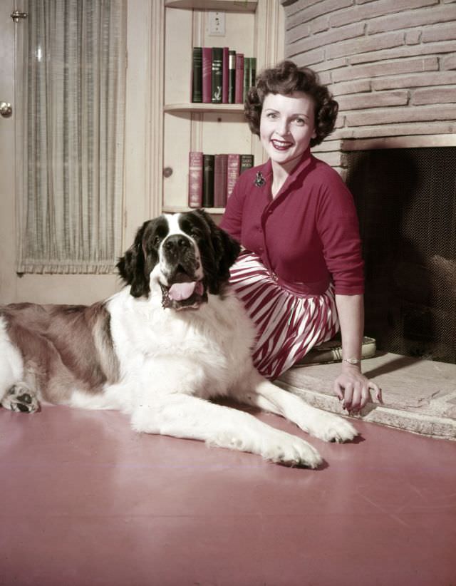 Fabulous Photos of Betty White at Home with Her Dogs