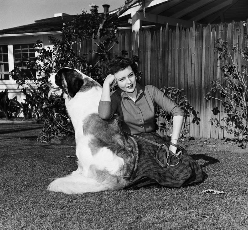 Fabulous Photos of Betty White at Home with Her Dogs