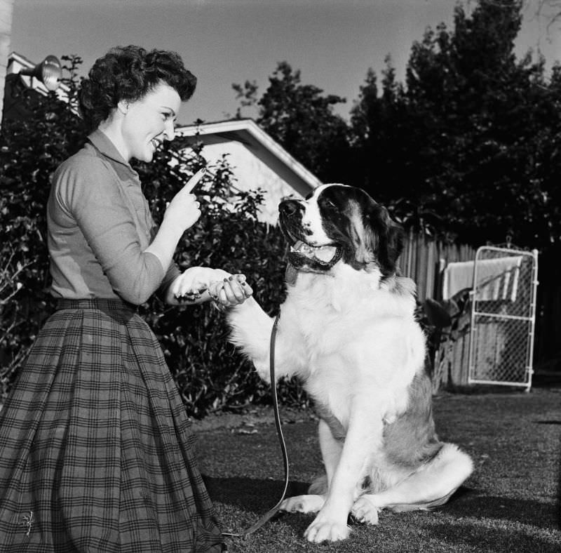 Fabulous Photos of Betty White at Home with Her Dogs