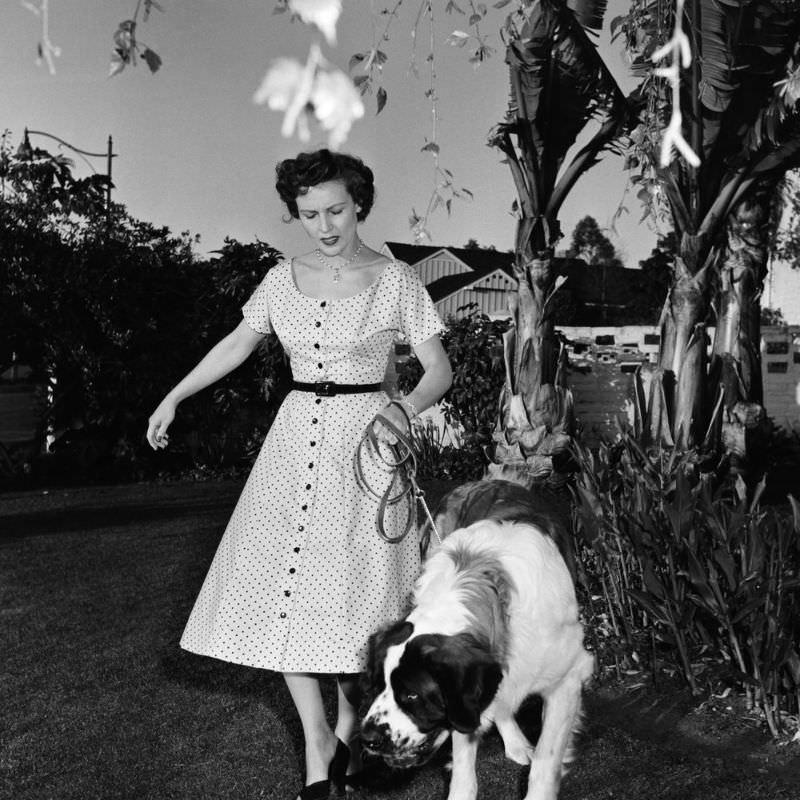 Fabulous Photos of Betty White at Home with Her Dogs