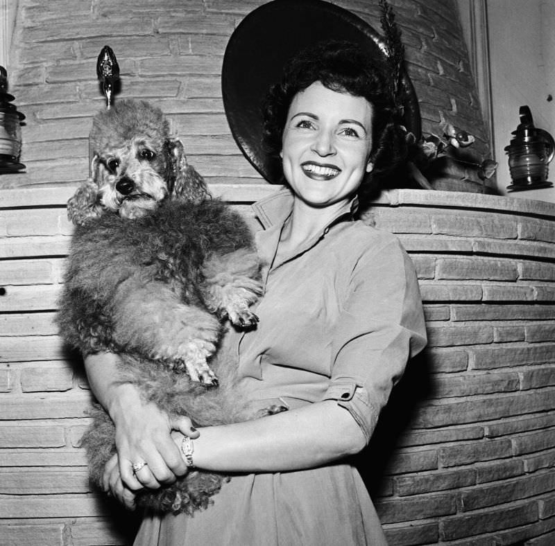 Fabulous Photos of Betty White at Home with Her Dogs