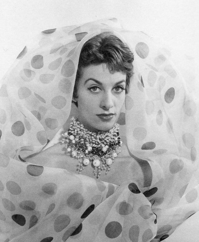 Helga Viermann, photo by Regina Relang, Munich, 1952