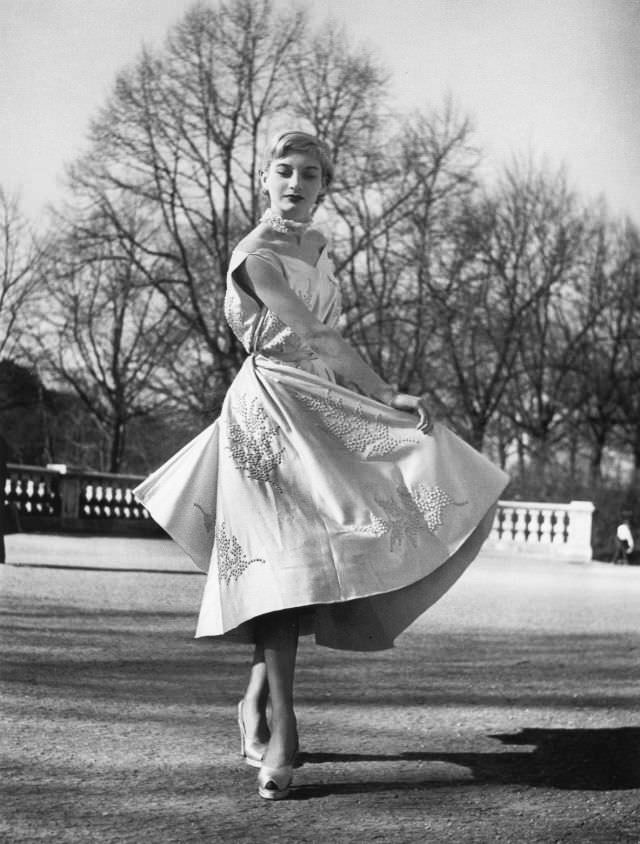 Gisela Ebel in dress by Heinz Schulze-Varell, photo by Regina Relang, Munich, 1950