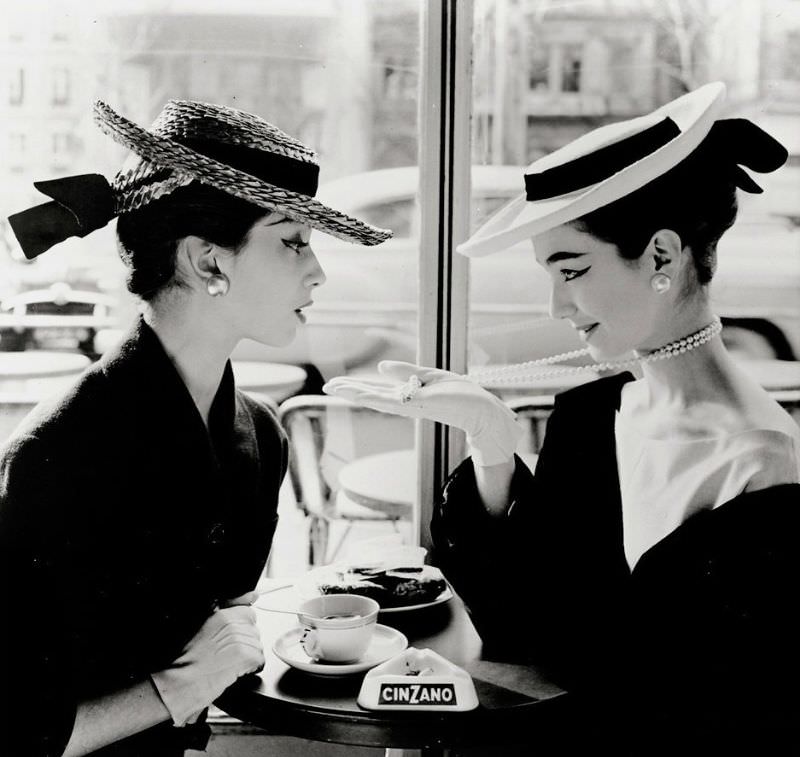 "Die Perlenkette" (the pearl necklace), models Marie-Hélène and Dany, photo by Regina Relang, 1955