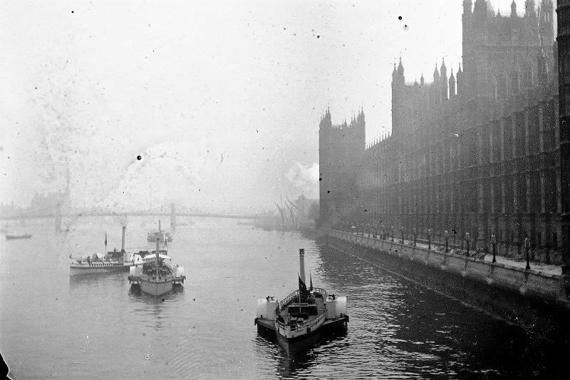 Side-wheelers on the Thames