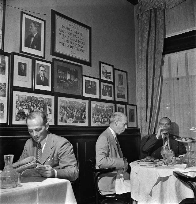 Occidental Hotel restaurant on Pennsylvania Avenue at noon, Washington, D.C., July 1942