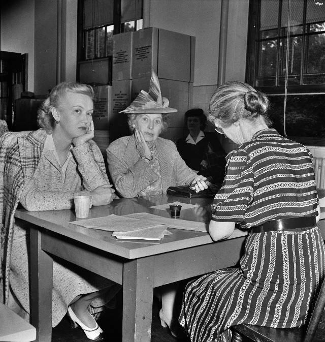 Applicants for sugar rationing cards, Adams School, Washington, D.C., May 1942