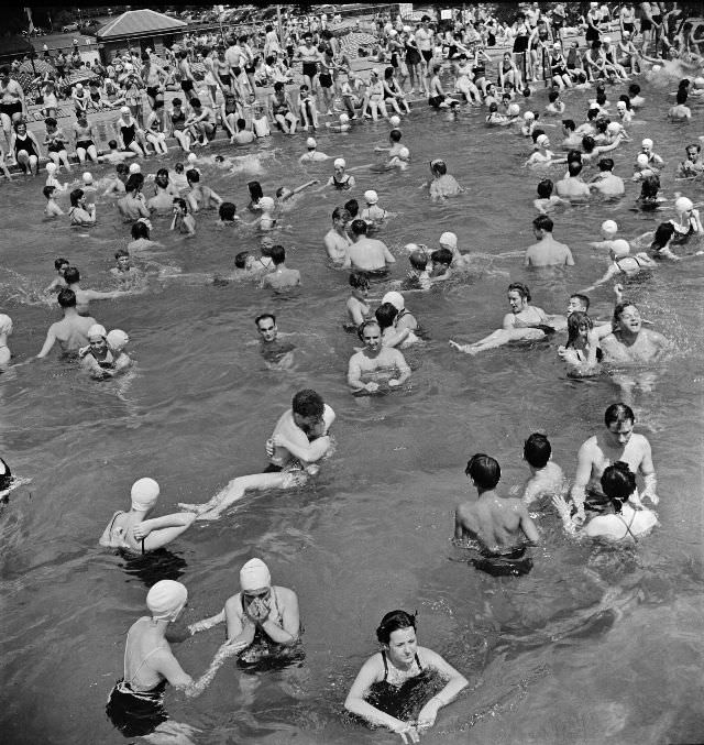 Sunday swimmers at the municipal swimming pool, Washington, D.C., June 1942