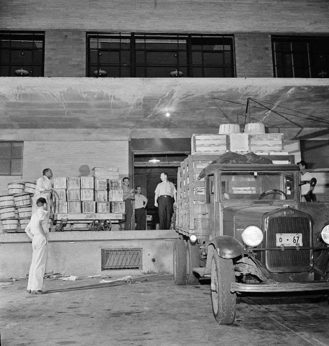 District grocery store warehouse on 4th Street S.W. Farmers bringing their produce in trucks, between two and five a.m., Washington, D.C., July 1942