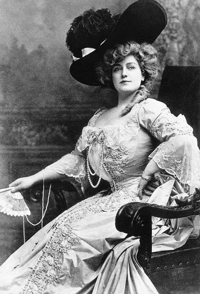 Lillian Russell posing on the chair, 1904.