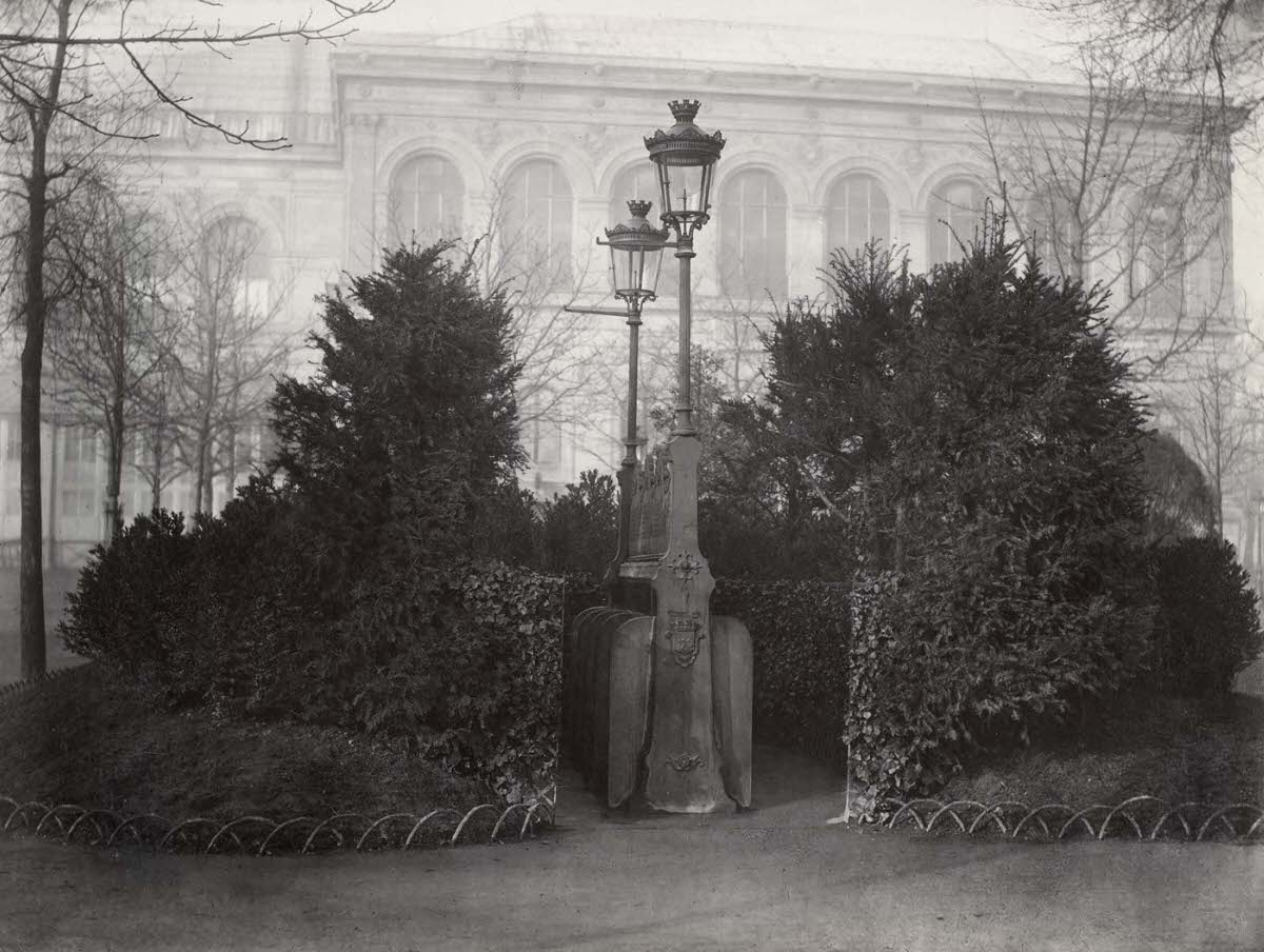 A pissoir at Champs Élysées, 1875.