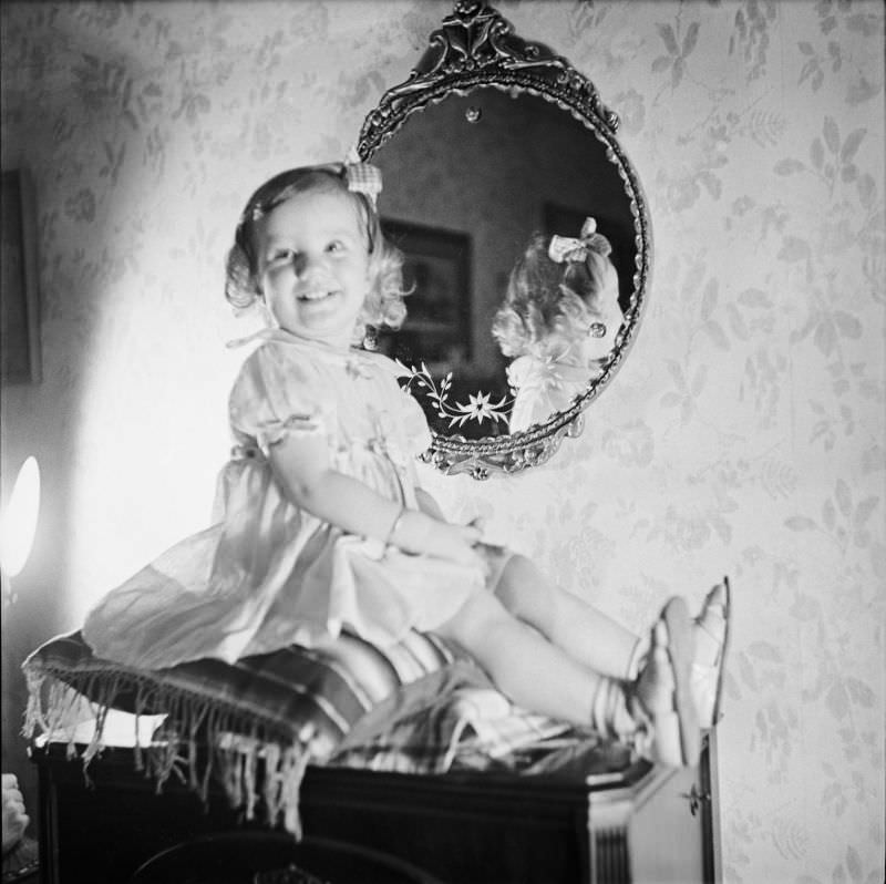 Betty Leah poses for a portrait photo in front of a mirror