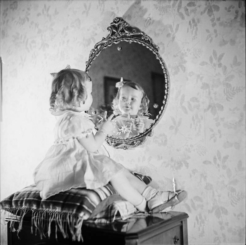 Betty Leah poses for a portrait photo while looking in a mirror