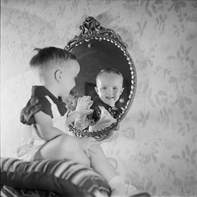 Lee Wallace Coleman looking into a mirror