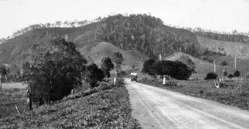 The Bruce Highway at Pomona looking towards Mount Tuchekoi, 1931