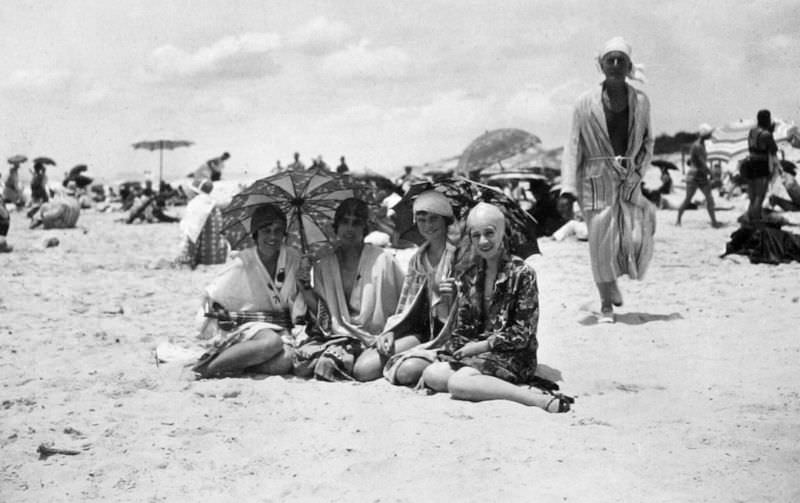 Main Beach, Southport, 1934