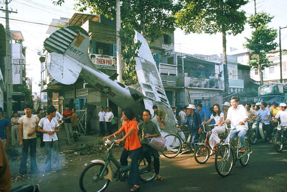 A small South Vietnamese plane deliaison was probably crushed with fuel course in a suburb of Saigon at the time of an attempt in escape.