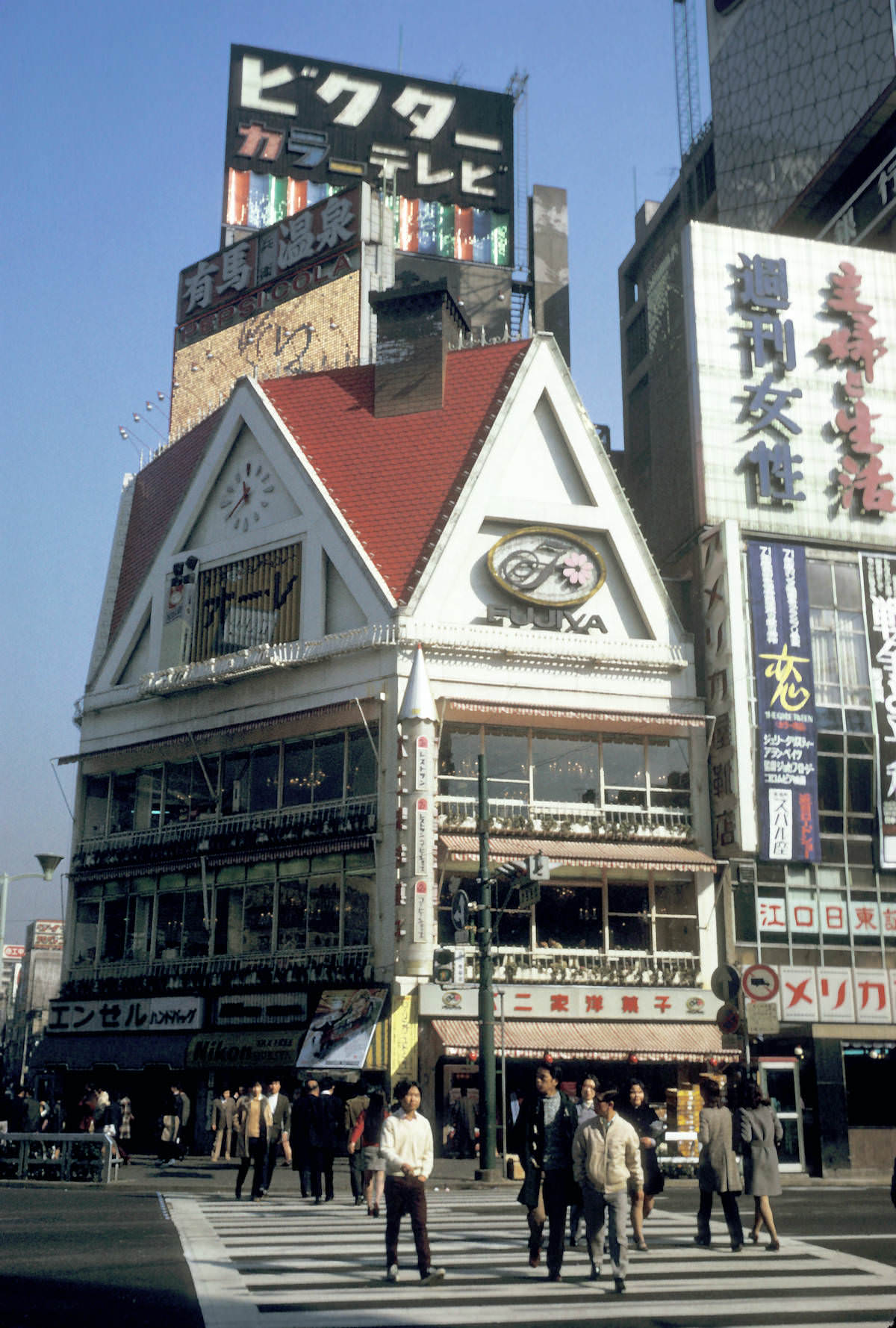 Stunning Vintage Photos capturing Life in Tokyo in 1972