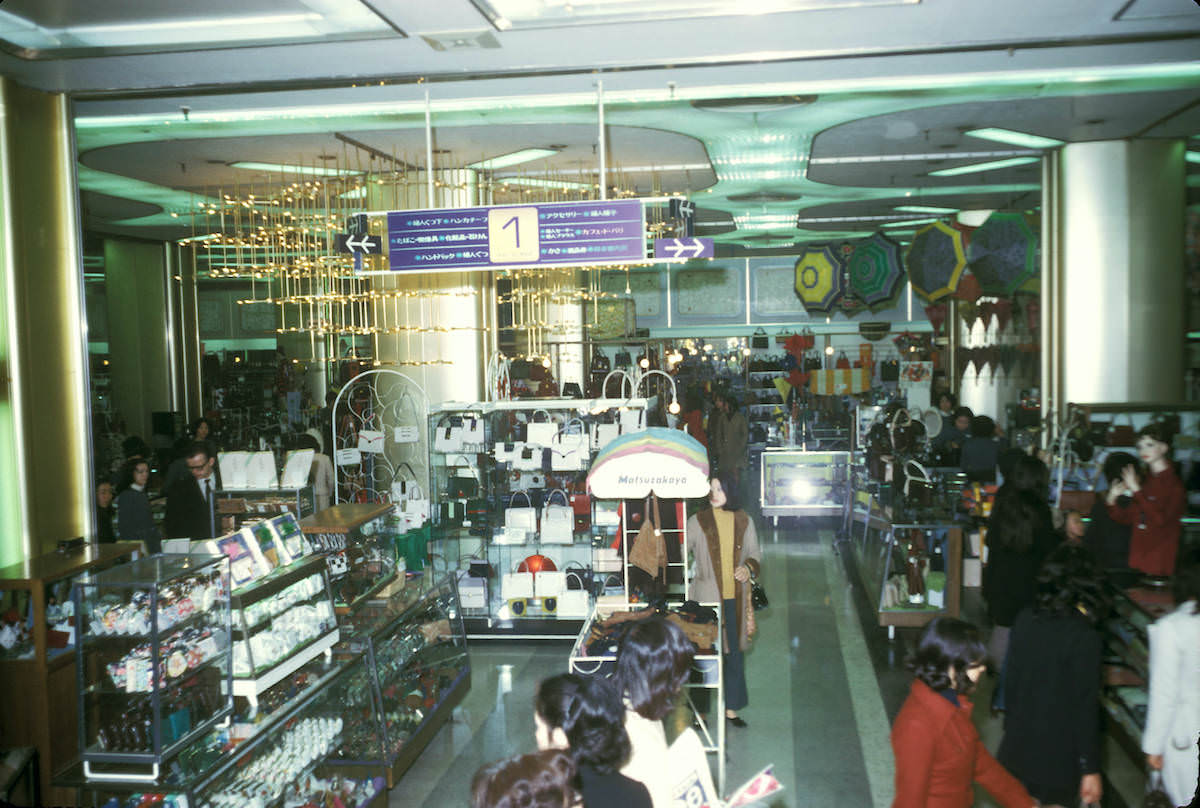 Stunning Vintage Photos capturing Life in Tokyo in 1972