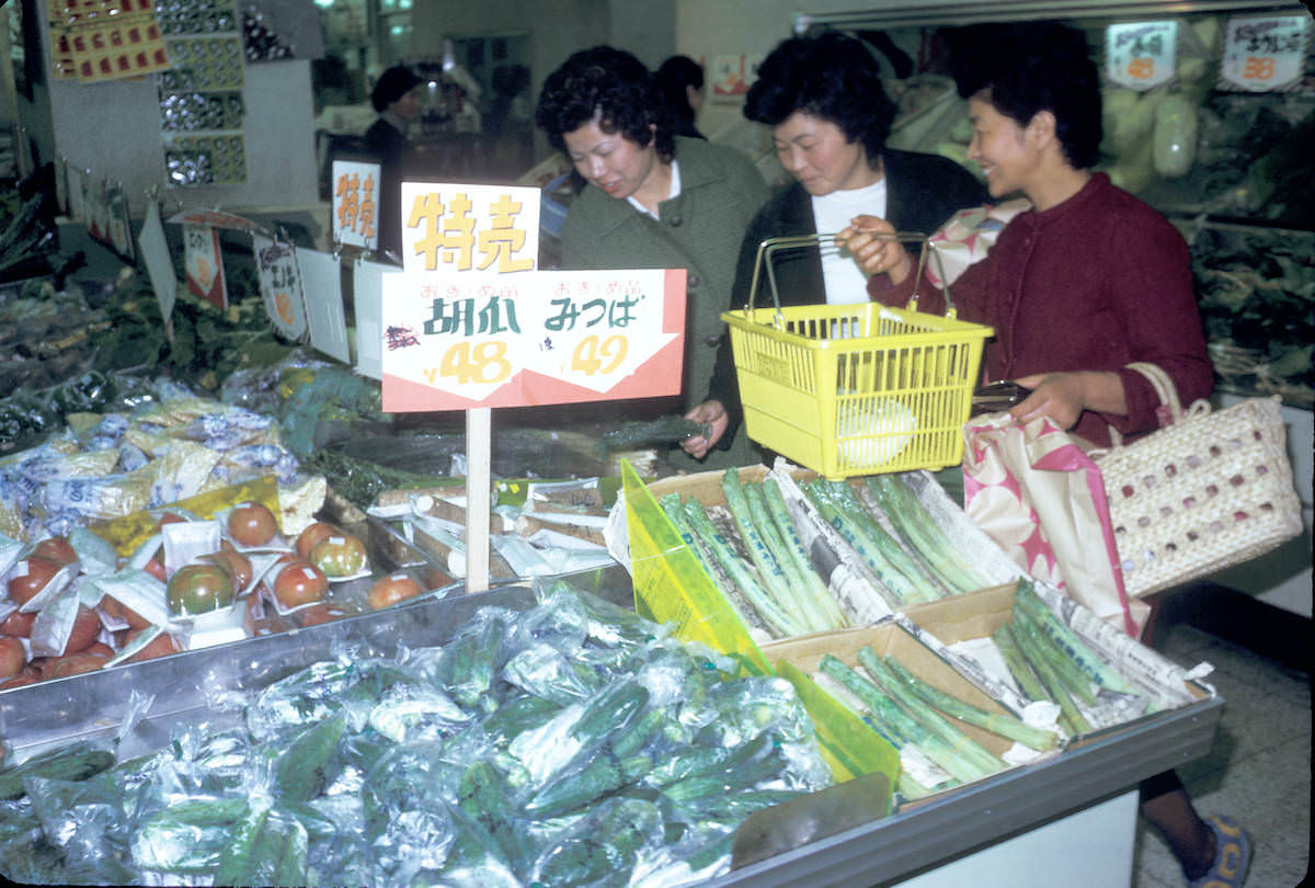 Stunning Vintage Photos capturing Life in Tokyo in 1972