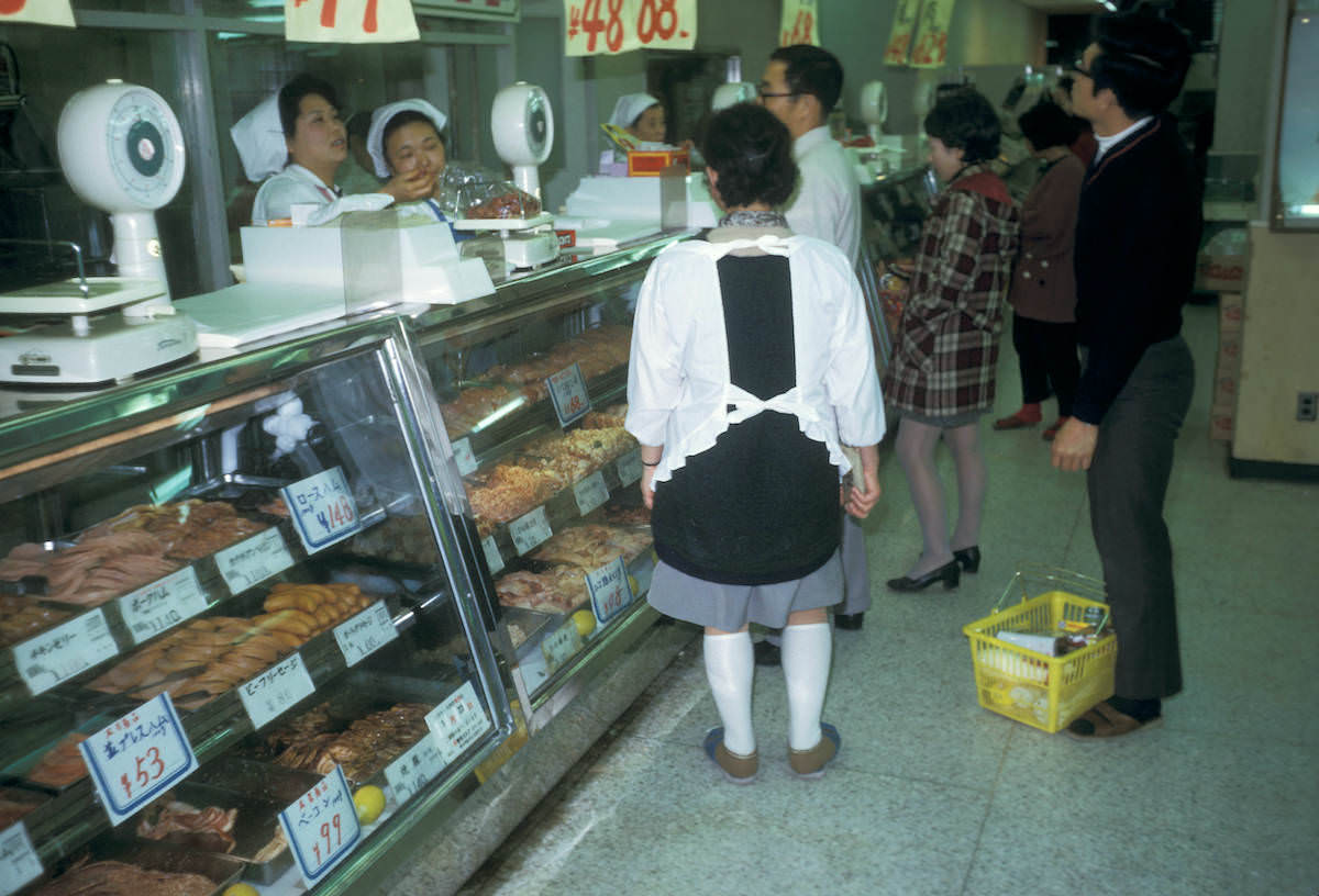 Stunning Vintage Photos capturing Life in Tokyo in 1972