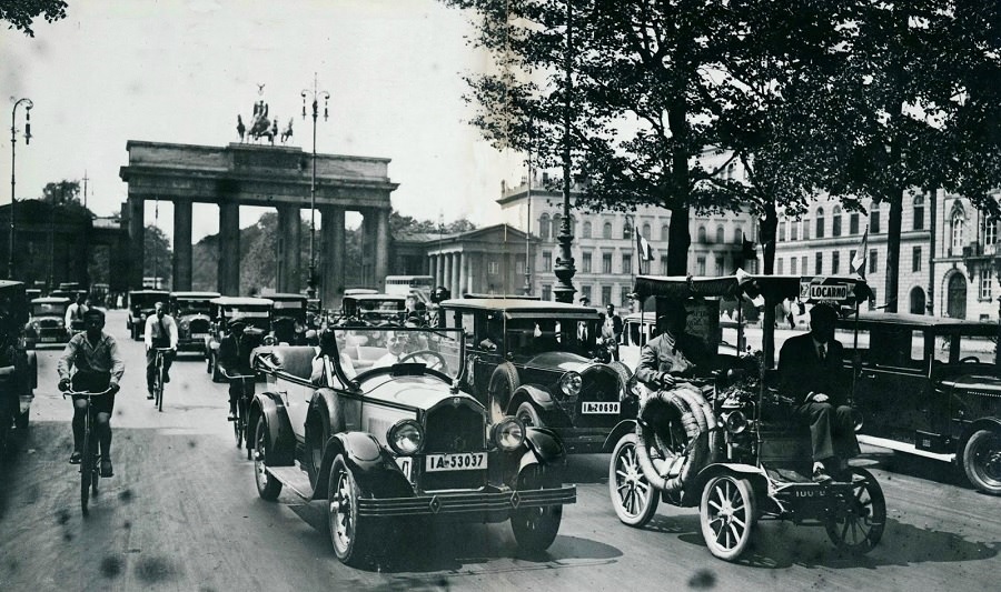 Berlin street life 1920s